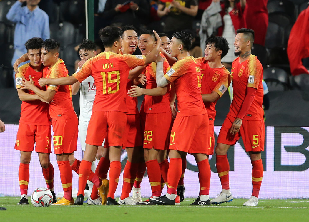 王楚钦避免0-3完败！樊振东队长也学会抓他漏洞，球迷炮轰教练组